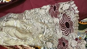 M size Elegant Cream &amp; Maroon Ethnic Kurta Set