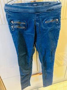Stylish Blue Denim Jeans with Zipper Accents