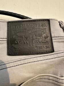 Levi’s Grey Jeans - Casual Style