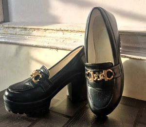 Chic Black Chunky Heel Loafers