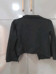Chic Black Jacket with Zipper Detail