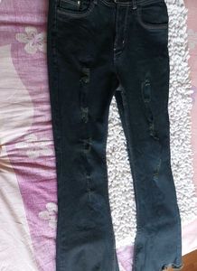 LEVIS❗️PRICE DROP RIPPED BOOTCUT JEANS🎀