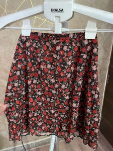 Short Skirt// NEVER USED