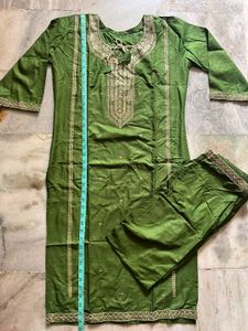 Elegant Green Kurta Set with Intricate Embroidery