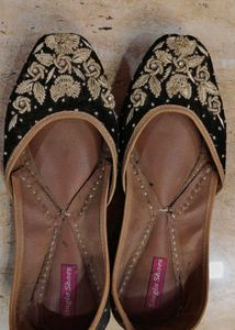 Embroidered Black Juttis