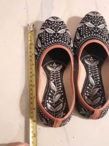 Embroidered Black Juttis
