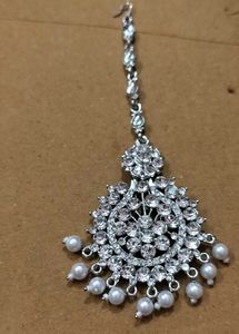 Elegant Kundan Maang Tikka with Pearls
