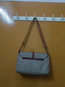 Chic Houndstooth Crossbody Bag
