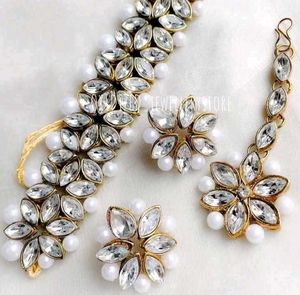 Exquisite Kundan &amp; Pearl Necklace Set