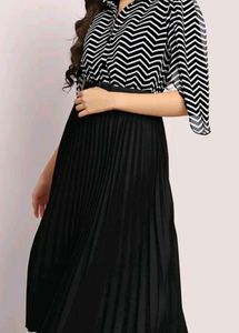 Chic Chevron Print Pleated Midi Dress
