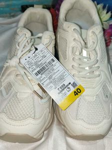 Zudio White Sneakers