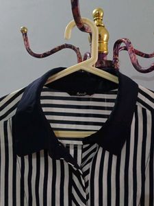 Chic Striped Sleeveless Blouse