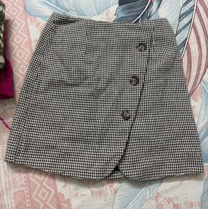 Short skirt in houndstooth
