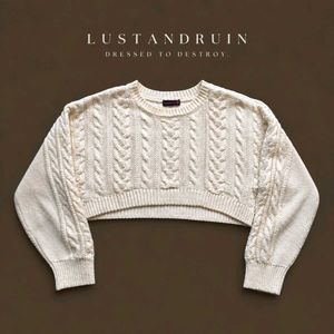 CABLE KNIT CROPPED SWEATER.