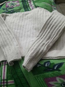 H&amp;M Off White/Cream Loose Fit Cuddly Crop Sweate
