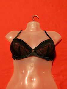 Women’s Black Lace Underwired Bra 30C