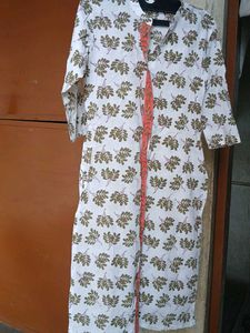 Elegant White Kurta with Leaf Print