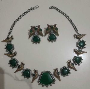 Ethnic Bird &amp; Green Stone Necklace Set