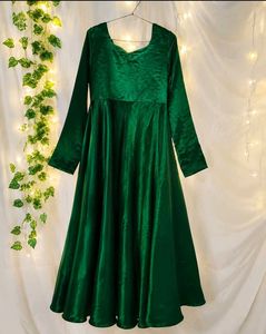 Elegant Emerald Green Velvet Gown