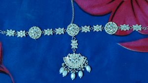 Elegant Maang Tikka with Pearls