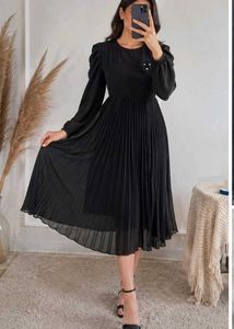 Elegant Black Pleated Midi Dress