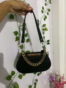 Chic Black Croc Embossed Shoulder Bag with Gold Ch