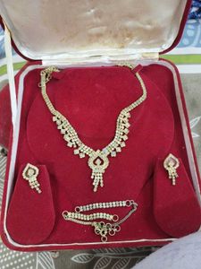 Stunning Jewellery Set with Earrings