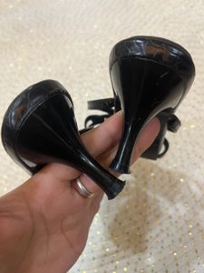 Shoexpress Black Textured Sandals
