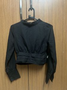 Black Long-Sleeve Cropped Top
