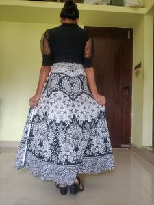 Black And White Floral Print Skirt 🖤🤍
