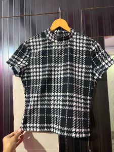 Chic Black &amp; White Plaid Mock Neck Top
