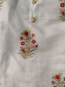 Elegant White Kurta Set with Floral Embroidery
