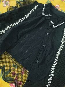 black lace embroidery croptshirt