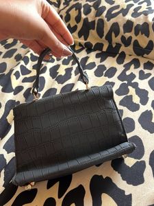 Chic Black Croc-Embossed Handbag