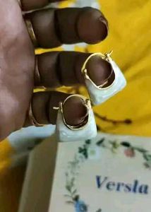 Hoop Graceful  White &amp; Gold Earring