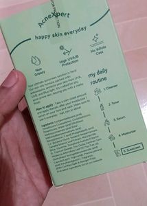 Moody Acne xpert mattifying dry touch sunscreen