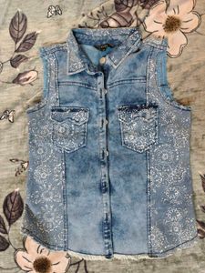 Sleeveless Denim jacket with Print