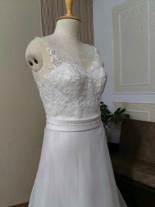 Stunning and Classic White Wedding Dress