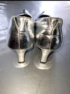 Chic Silver Pointed Toe Heels