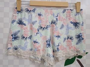 (1000)Floral Lace Trim Shorts