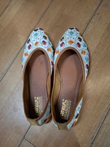 Women Sandal N Beelies