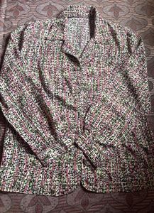 Stylish Y2K style shirt can be worn in many ways.