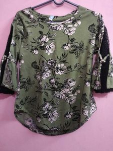 Chic Floral Print Top with Lace Sleeve Detail