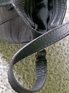 Chic Black Crocodile-Embossed Crossbody Bag