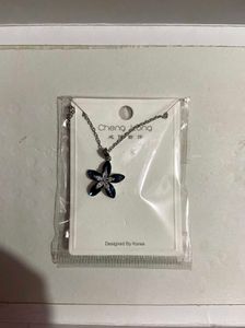 Elegant Flower Pendant Necklace ( Korean )