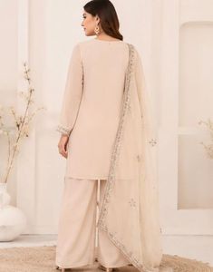 Women Elegant Embroidered Chanderi Kurta Set wit