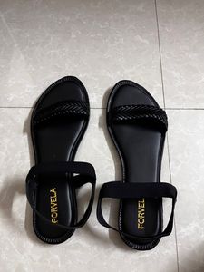 Size 7 of these stylish and subtle sandles for women.