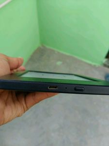 Amazon Kindle E-Reader |Battery Dead| Screen issue
