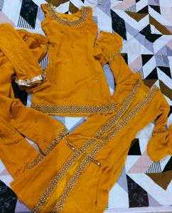 Elegant Yellow Kurta Set with Intricate Embellishm