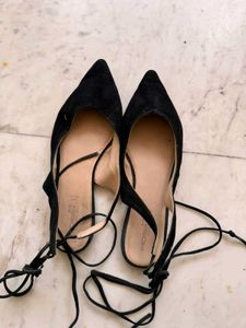 Chic Black Pointed Toe Lace-Up Flats